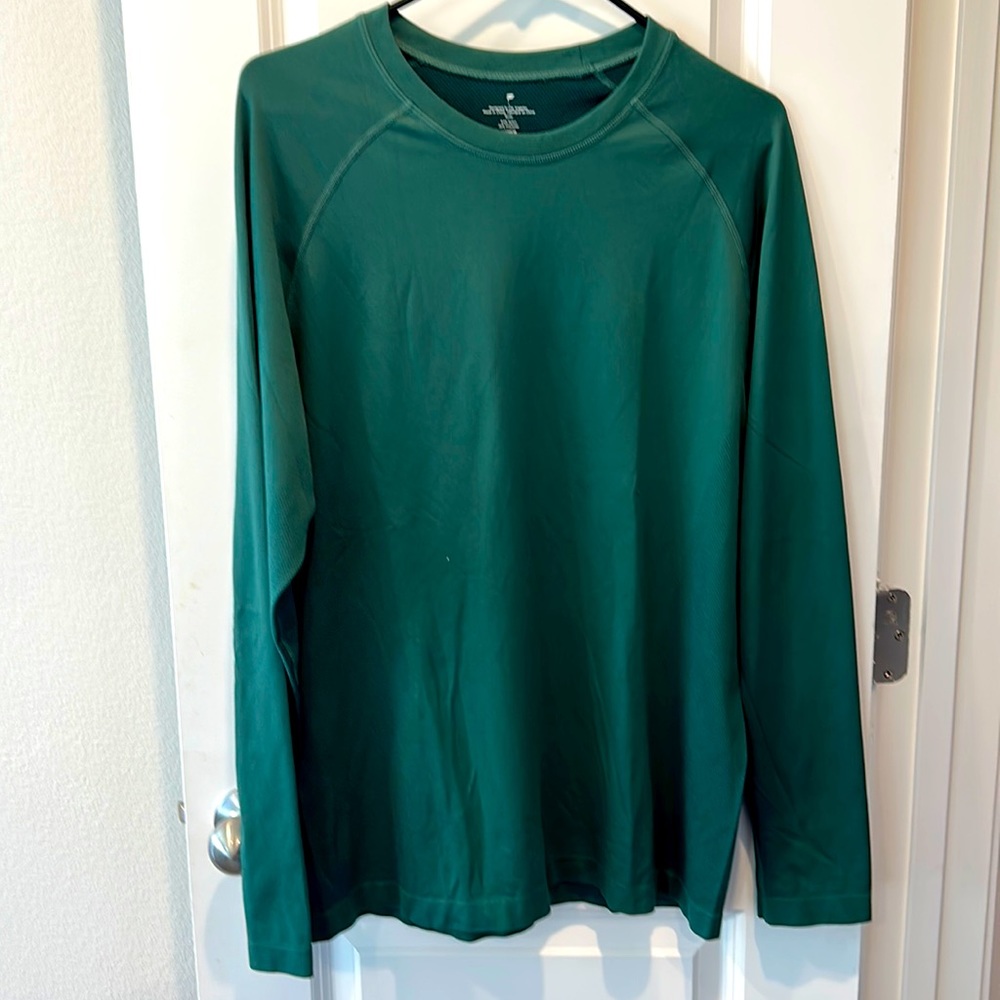 Men’s long sleeve fabletics shirt, great condition.